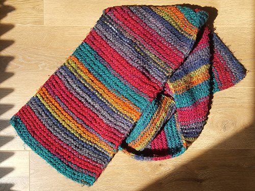 Winterschal mit bunten Streifen, kraus rechts gestrickt